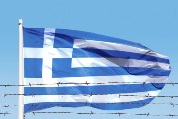 Metallzaun Mit Stacheldraht Auf Einer Griechischen Flagge Trennungskonzept Grenzschutz Soziale — Stockfoto