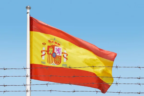 Metallzaun Mit Stacheldraht Auf Einer Spanischen Flagge Trennungskonzept Grenzschutz Soziale — Stockfoto