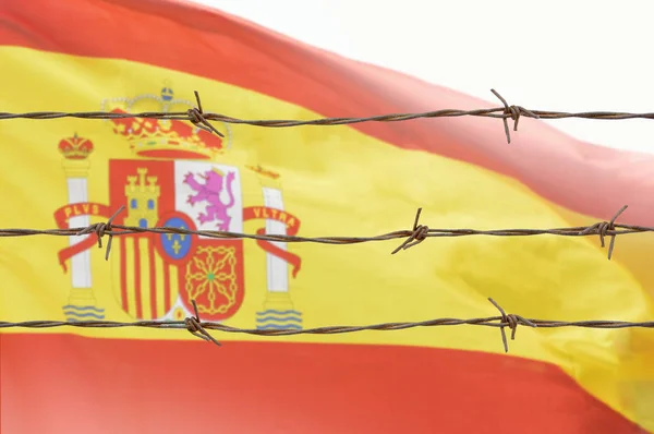 Valla Metálica Con Alambre Púas Una Bandera Española Concepto Separación — Foto de Stock