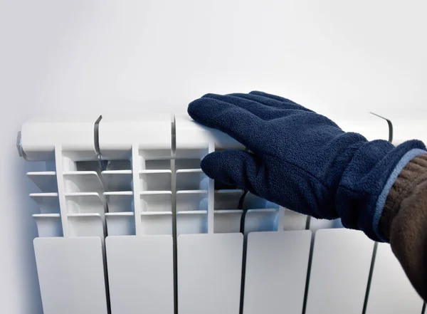 Man Krijgt Opwarmen Zijn Hand Met Handschoen Een Elektrische Radiator — Stockfoto