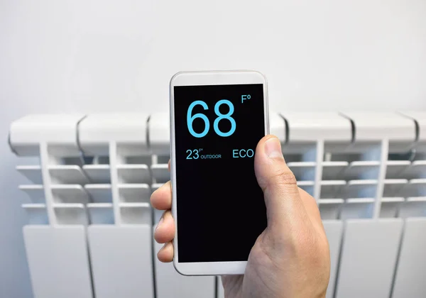 Nahaufnahme Einer Person Die Die Temperatur Thermostat Smartphone Hause Reguliert — Stockfoto
