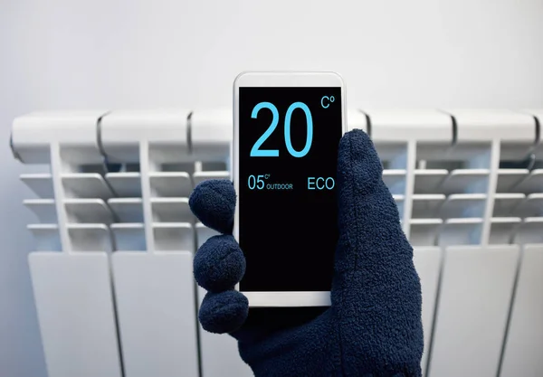 Nahaufnahme Einer Person Die Die Temperatur Thermostat Smartphone Hause Reguliert — Stockfoto