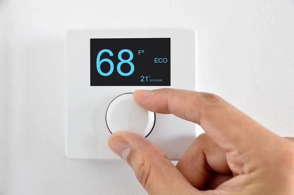 Una Mano Ajusta Termostato Digital Fahrenheit Casa —  Fotos de Stock
