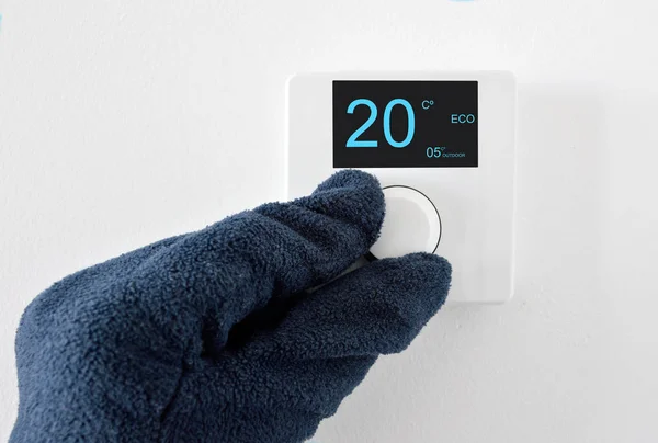 Uma Mão Com Luva Ajustar Termostato Digital Celsius Casa — Fotografia de Stock