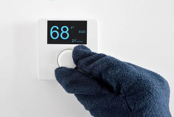 Une Main Avec Gant Régler Thermostat Numérique Dans Fahrenheit Maison — Photo