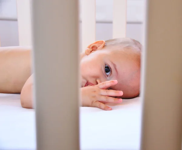 Beskuren Bild Bedårande Baby Pojke Tar Tupplur — Stockfoto