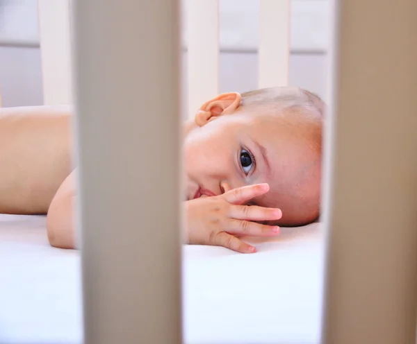 Bijgesneden Shot Van Een Schattig Jongetje Een Dutje Doen — Stockfoto