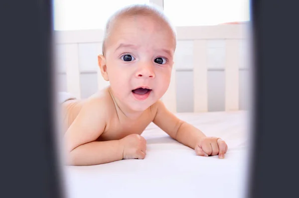 Speelse Baby Kruipen Een Kinderbed Glimlachen — Stockfoto