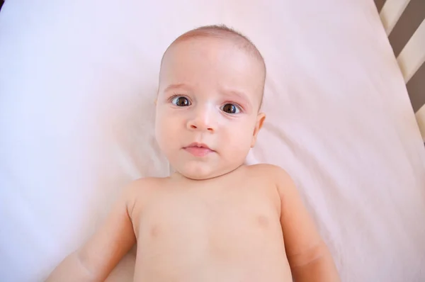Portret Van Een Jongen Van Schattige Baby Kijken Naar Camera — Stockfoto