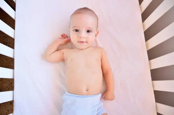 Karşı Kameraya Bakarak Bir Şirin Bebek Çocuk Portresi — Stok fotoğraf