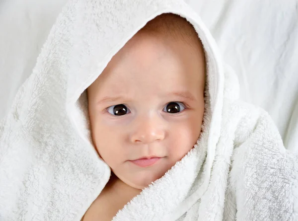 Skott Bedårande Baby Pojke Täckt Vit Handduk Mot Oskärpa Bakgrund — Stockfoto