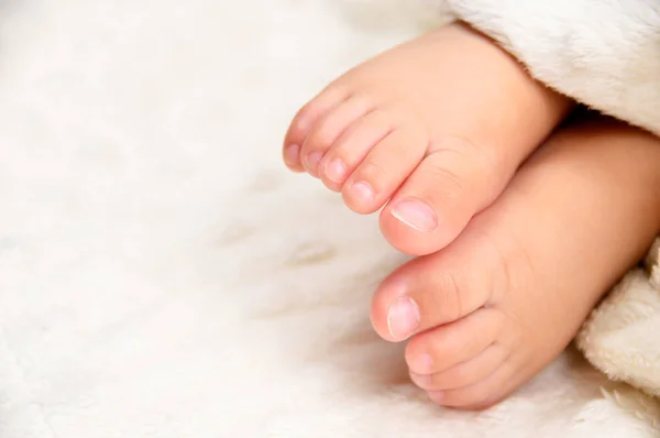 Primer Plano Los Pies Bebé Recién Nacido Con Espacio Para — Foto de Stock