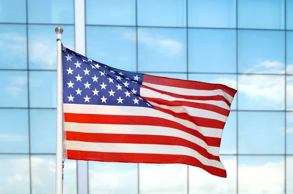 Κυμαινόμενο Αμερικανική Σημαία Μπροστά Από Κτίριο Ήλιος Φωτοβολίδα Γραφείων — Φωτογραφία Αρχείου