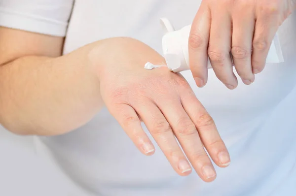 Przycięte Zdjęcie Młodej Kobiety Umieszczenie Balsam Jej Rękę Bardzo Suchą — Zdjęcie stockowe