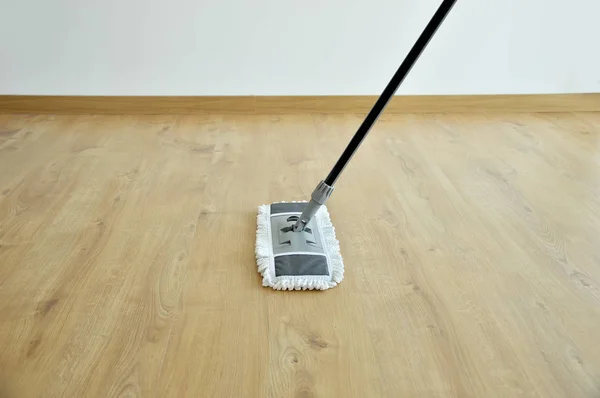 Reinigungsgeräte Wischen Einen Wohnzimmerboden Mit Parkett — Stockfoto