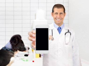Gösterilen veteriner kliniğinde bir cep telefonu