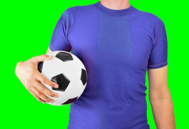 Bir futbol topu mavi tişörtü giyen onun silah altında tutan genç bir adamın resim kırpılmış. Chroma anahtar yeşil zemin üzerine izole kesme