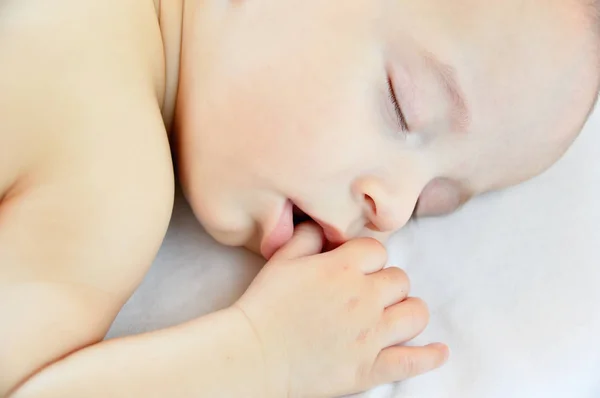 Schnappschuss Eines Entzückenden Jungen Beim Mittagsschlaf — Stockfoto