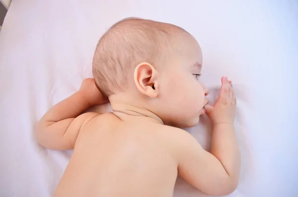 Bir Şekerleme Alarak Bir Bebek Çocuk Bardak Kırpılmış — Stok fotoğraf