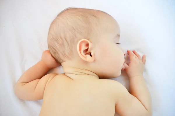 Bir Şekerleme Alarak Bir Bebek Çocuk Bardak Kırpılmış — Stok fotoğraf