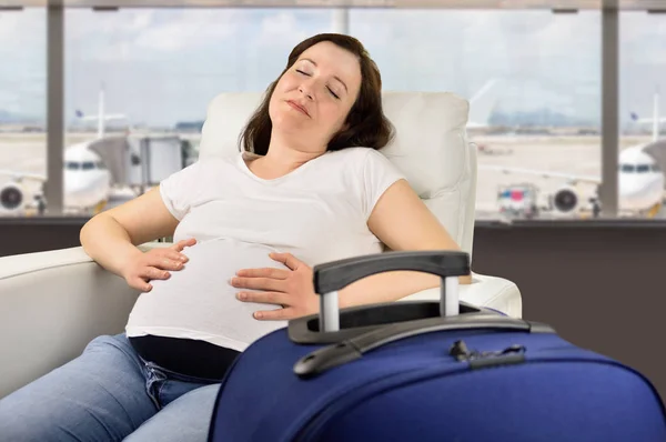孕妇在贵宾区和贵宾区内睡觉等候她的航班机场 — 图库照片