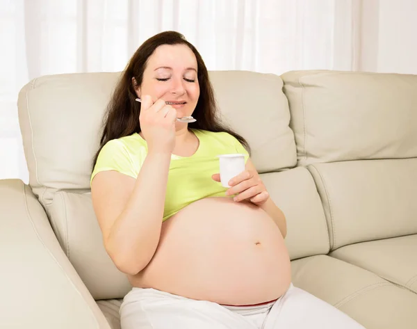 Gravid Kvinna Som Sitter Levande Rummet Äta Yoghurt — Stockfoto