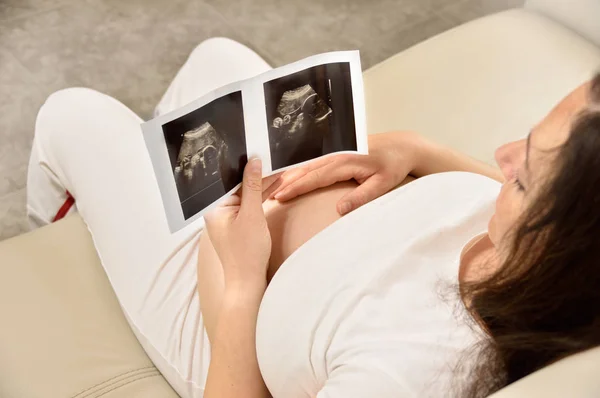 Een Hoge Hoekmening Van Een Zwangere Vrouw Terwijl Een Sonogram — Stockfoto