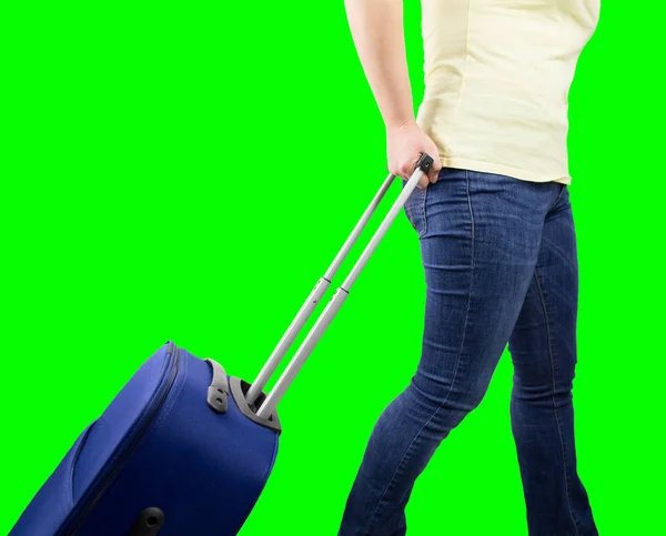 妇女步行旅行袋子在被隔绝的切口在绿色背景与色度钥匙 — 图库照片