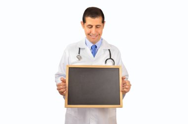 Bir kara tahta seyir ve beyaz arka plan üzerinde gülümseyen bir doktor portresi