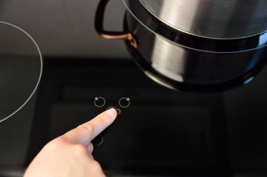 Kadın indüksiyon soba üzerinde fonksiyon seçin