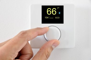 Bir yandan evde termostat dijital Fahrenheit ayarlayın. Ev Otomasyonu