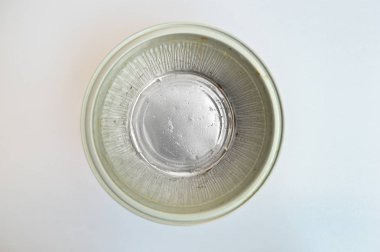 Beyaz arka plan ile muhallebi ile konteyner closeup