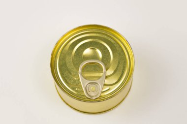 Beyaz arka plan üzerinde korunmuş yemek konservesi