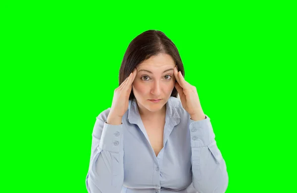 强调的女实业家坐在办公室用手在头隔绝的切口在绿色背景与色度钥匙 — 图库照片