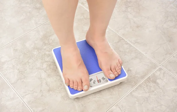 Legs Young Woman Measuring Her Weight Bathroom Scale — Stock Photo, Image