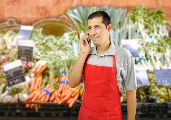 Shopman Pomocą Smart Telefonu Warzywniaku Fartucha — Zdjęcie stockowe
