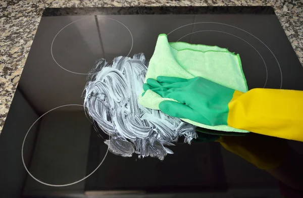 Снимок Неузнаваемого Человека Жёлтых Зелёных Перчатках Чистящего Поверхность Духовки Кухне — стоковое фото