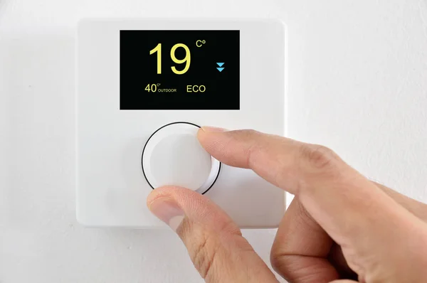 Ένα Χέρι Ρυθμίστε Ψηφιακό Θερμοστάτη Βαθμούς Κελσίου Στο Σπίτι Οικιακού — Φωτογραφία Αρχείου