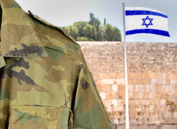 在以色列国旗前摆出的军事人物和耶路撒冷的西墙背景 — 图库照片