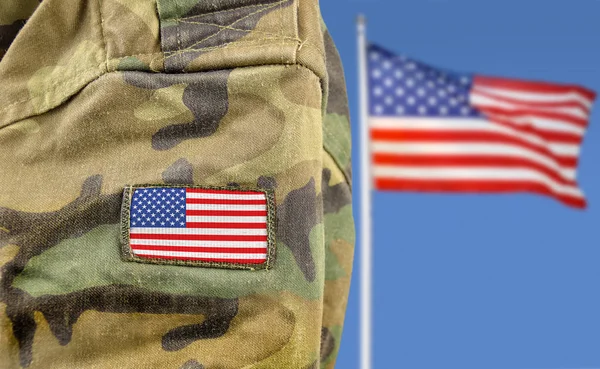 Katonai Ember Amerikai Zászló Előtt Pózol — Stock Fotó