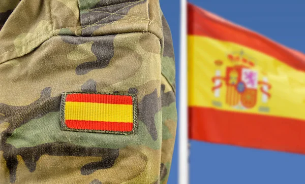 Uomo Militare Posa Davanti Alla Bandiera Spagnola — Foto Stock