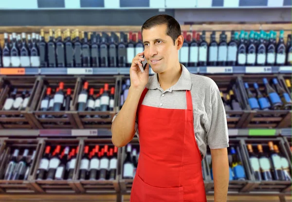 Shopman Con Grembiule Utilizzando Uno Smartphone Una Cantina — Foto Stock