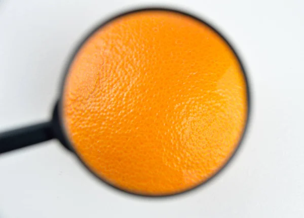 Επανεξέταση Ένα Πορτοκάλι Ένα Μεγεθυντικό Φακό — Φωτογραφία Αρχείου