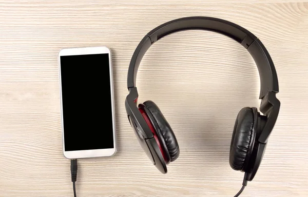 Zwarte Koptelefoon Houten Tafel Met Slimme Telefoon — Stockfoto