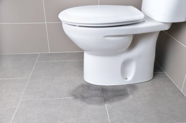 Bir tuvalet borunun tıkanması nedeniyle su kaçağı