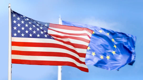Flaga Usa Europy Białym Tle Tle Nieba — Zdjęcie stockowe