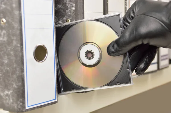 Κλέφτης Κλέβει Ένα Ψηφιοποιημένο Γραφείο Αρχείων Δίσκο Compact — Φωτογραφία Αρχείου