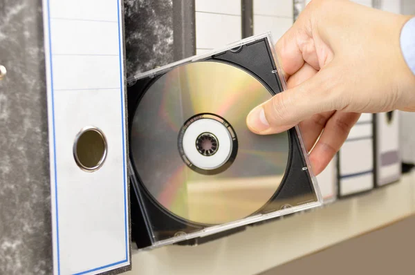 Trabajador Oficina Recogiendo Archivo Datos Archivador — Foto de Stock