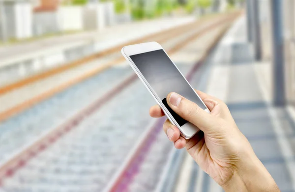 Mão Homem Segurando Telefone Inteligente Uma Estação Trem — Fotografia de Stock