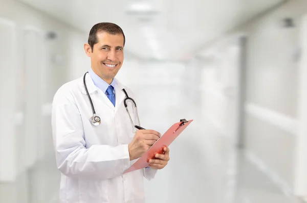 Feliz Médico Varón Con Portapapeles Estetoscopio Sobre Fondo Clínico — Foto de Stock